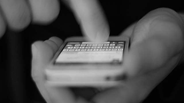 Ilustrasi smartphone terserang malware. Foto: relexahotels via Pixabay