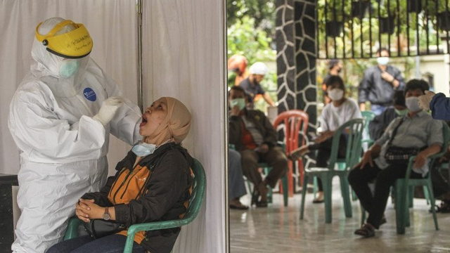 Petugas kesehatan mengambil sampel lendir seorang warga saat tes usap RT PCR COVID-19 massal di Kantor Kecamatan Pancoran Mas, Depok, Jawa Barat, Kamis (7/1).  Foto: Asprilla Dwi Adha/ANTARA FOTO
