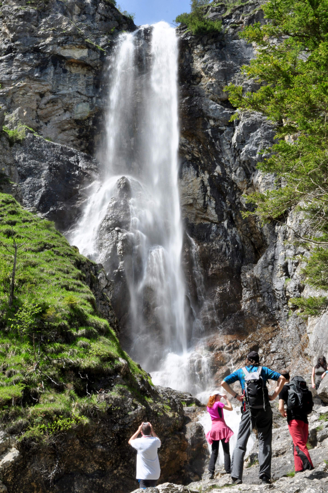 Pesona keindahan air terjun Mirafall di Austria. Foto: Shutterstock