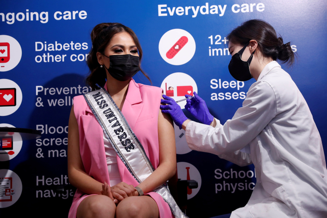 Petugas kesehatan memberikan vaksin kepada Miss Universe Andrea Meza dari Meksiko di CVS Pharmacy, Manhattan, New York City, AS. Foto: Shannon Stapleton/REUTERS
