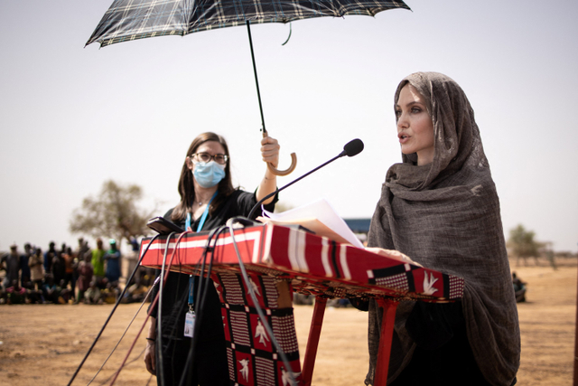 Angelina Jolie memberikan keterangan pers saat mengunjungi kamp pengungsian di Goudebou, Burkina Faso. Foto: OLYMPIA DE MAISMONT / AFP