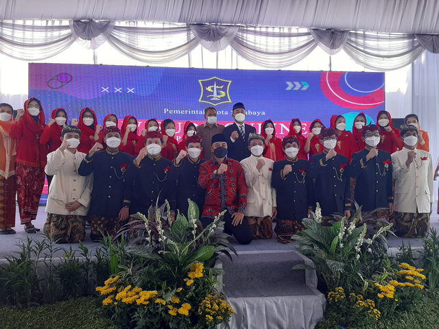 Wali Kota Surabaya Eri Cahyadi berfoto bersama para siswa yang melakukan prosesi wisuda di Balai Kota Surabaya. Foto-foto: Amanah Nur Asiah/Basra