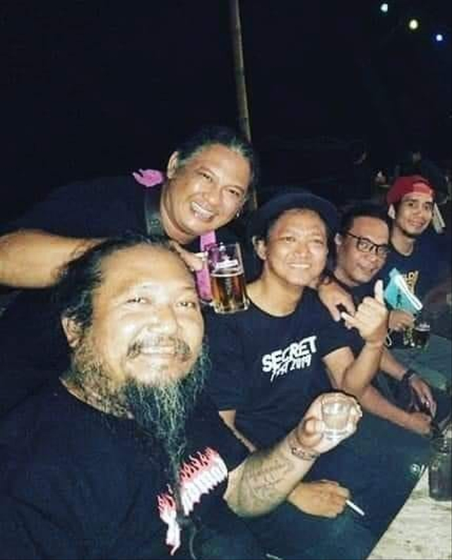 Joni Agung dan sejumlah musisi reggae Bali bersama Tepeng, vokalis Steven & Coconuttreez dalam sebuah acara sebelum pandemi COVID-19 - IST