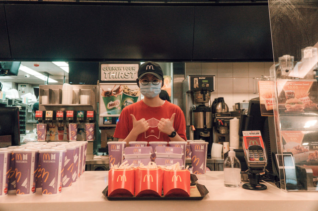 McDonald’s Singapura Bagi-bagi 2.000 BTS Meal untuk Petugas Bandara Changi (40977)