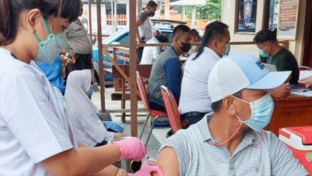 Vaksinasi massal di wilayah Abepura, Kota Jayapura. (Dok Humas Polda Papua)