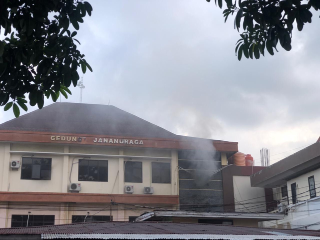 Sebagian gedung Polda Maluku Utara terbakar. Foto: Samsul Hi Laijou/cermat