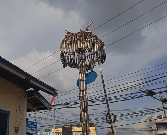 Replika tiang panjat pinang tampak berdiri di halaman Unit Lakalantas Polresta Jambi. (Foto: M Sobar Alfahri/Jambikita.id)