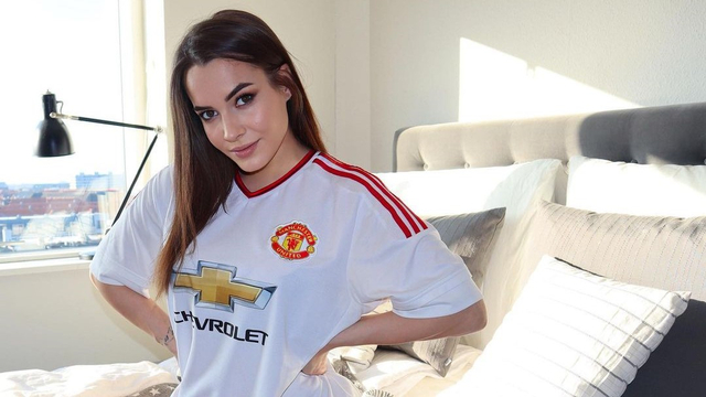 Potret Katrina Maria mengenakan kostum Manchester United. (Foto: Instagram @katrina.maria)