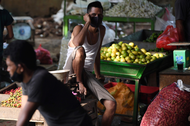Pedagang menunggu pembeli di Pasar Mitra Tambora Jakarta, Selasa (22/6/2021).
 Foto: Wahyu Putro A./Antara Foto