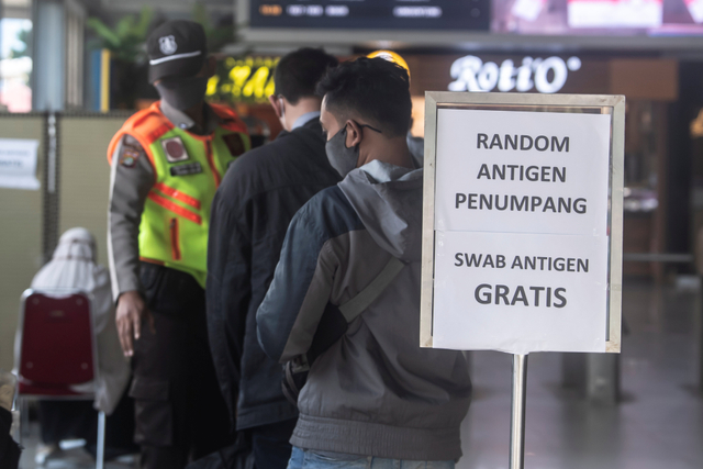 Sejumlah calon penumpang KRL mengantre untuk menjalani tes usap (swab) antigen yang digelar PT KCI di Stasiun Tanah Abang, Jakarta, Selasa (22/6/2021). Foto: Muhammad Adimaja/Antara Foto
