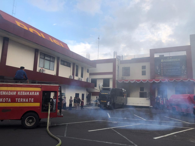 Enam unit mobil Pemadam Kebakaran dan dua unit water canon saat memadamkan api yang menghanguskan satu lantai gedung Polda Maluku Utara, Selasa (22/6). Foto: Samsul Hi Laijou/cermat