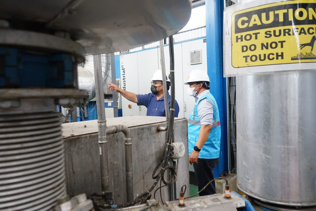 Petugas PLN saat meninjau Pembangkit Listrik Tenaga Sampah (PLTSa) Surakarta. Foto: istimewa.