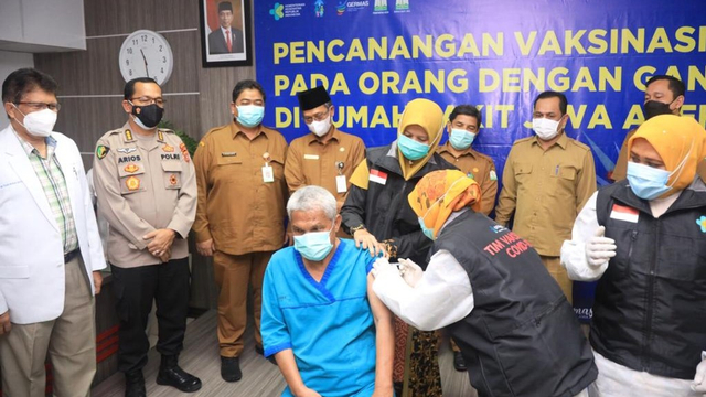 Pasien Sakit Jiwa di Aceh Disuntik Vaksin (59580)