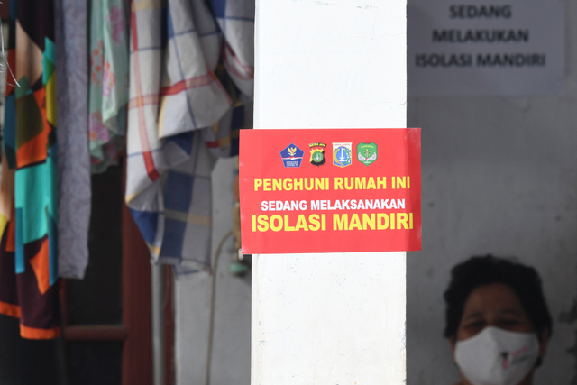 Warga dengan mengenakan masker menjalani isolasi mandiri di kawasan Warakas, Tanjung Priok, Jakarta Utara, Selasa (22/6/2021). Foto: M Risyal Hidayat/Antara Foto