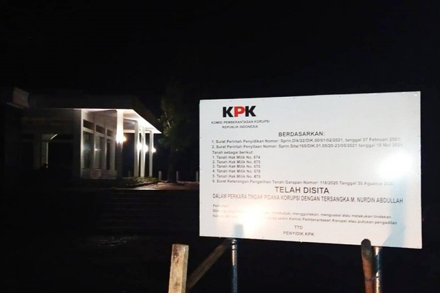 Plang penyitaan KPK terpasang berdekatan dengan Masjid di Dusun Arra, Desa Tompo Bulu, Kabupaten Gowa, Sulawesi Selatan. Foto: HO/dokumen pengurus masjid/Antara