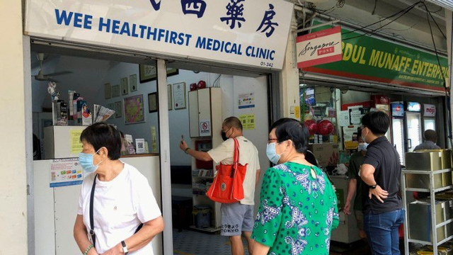 Warga Singapura antre membeli vaksin Sinovac. Foto: Reuters/Chen Lin