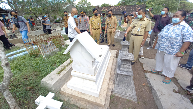 Wali Kota Solo Gibran Rakabuming meninjau makam yang dirusak oleh anak-anak di bawah umur