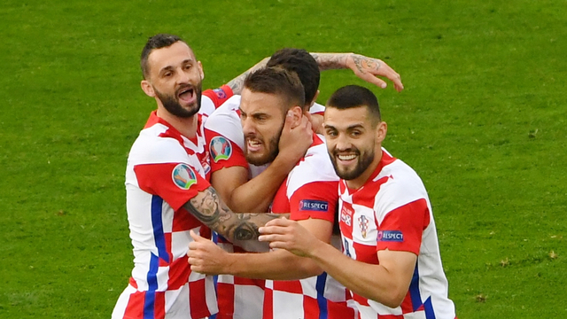 Pemain Kroasia Nikola Vlasic merayakan gol pertama mereka di Stadion Hampden Park, Glasgow, Skotlandia, Inggris, Selasa (22/6). Foto: Pool via REUTERS/Andy Buchanan