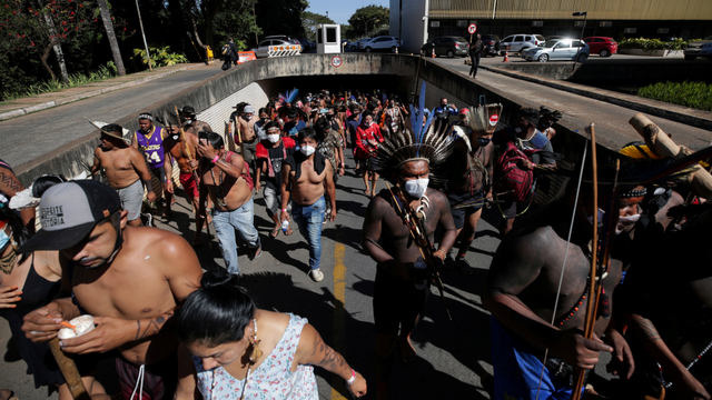 Penduduk asli Brasil dari kelompok etnis yang berbeda mengambil bagian dalam protes, di Brasilia, Brasil, Selasa (22/6). Foto: Henry Romero/REUTERS