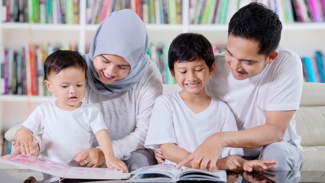 Ilustrasi Membacakan Kisah Nabi Muhammad untuk Anak. Foto: Shutter Stock