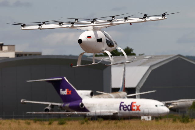 Prototipe drone taksi udara listrik Volocopter lepas landas selama penerbangan tanpa penumpang di atas bandara Le Bourget, Prancis. Foto: Christian Hartmann/REUTERS