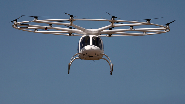 Prototipe drone taksi udara listrik Volocopter lepas landas selama penerbangan tanpa penumpang di atas bandara Le Bourget, Prancis.  Foto: Christian Hartmann/REUTERS