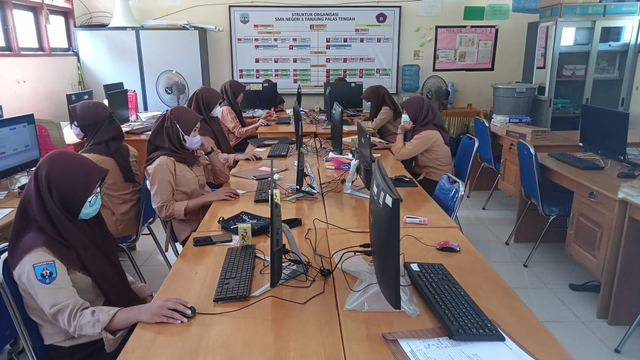 (dokumen pribadi: kegiatan seleksi Kompetisi Sains Nasional tingkat Kabupaten (KSN - K) di SMA Negeri 1 Tanjung Palas Tengah, 2021)