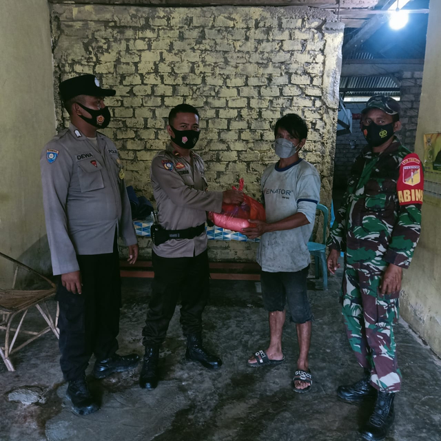 Sambangi Desa Sangginora, “Bapak ini Polisi Madago"