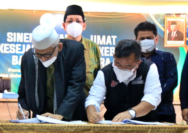 Ketua Umum MUI (kiri) dan Ketua Dewan Pembina ACT Ahyudin (kanan) sedang menandatangani MoU sinergi ulama dengan umat dalam mewujudkan kesejahteraan dan keberkahan bangsa di Kantor MUI, Selasa (22/6/2021). (ACTNews/Muhamad Ubaidillah)