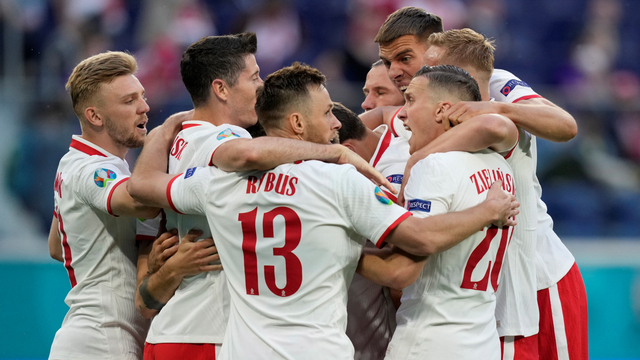 Karol Linetty dari Polandia merayakan gol pertama mereka di Stadion Saint Petersburg, Saint Petersburg, Rusia, Senin (14/6). Foto: Pool via REUTERS/Dmitri Lovetsky