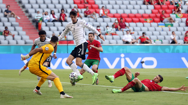 Aksi Kai Havertz saat mencetak gol ke gawang Portugal. Foto: Alexander Hassenstein/Pool/REUTER