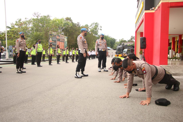Personel Polresta Barelang, Batam, diberikan sanksi push-up karena melanggar disiplin. Foto: Dok. Polresta Barelang