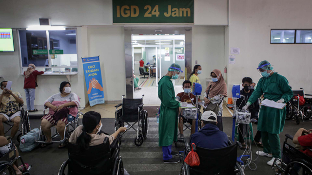 Petugas medis melakukan pemeriksaan terhadap pasien COVID-19 di selasar Ruang IGD RSUD Cengkareng, Jakarta, Rabu (23/6/2021). Foto: Fauzan/ANTARA FOTO