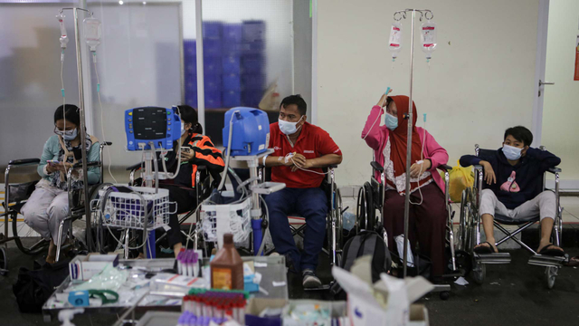 Sejumlah pasien COVID-19 menunggu di kursi roda untuk mendapatkan tempat tidur perawatan di selasar Ruang IGD RSUD Cengkareng, Jakarta, Rabu (23/6/2021). Foto: Fauzan/ANTARA FOTO