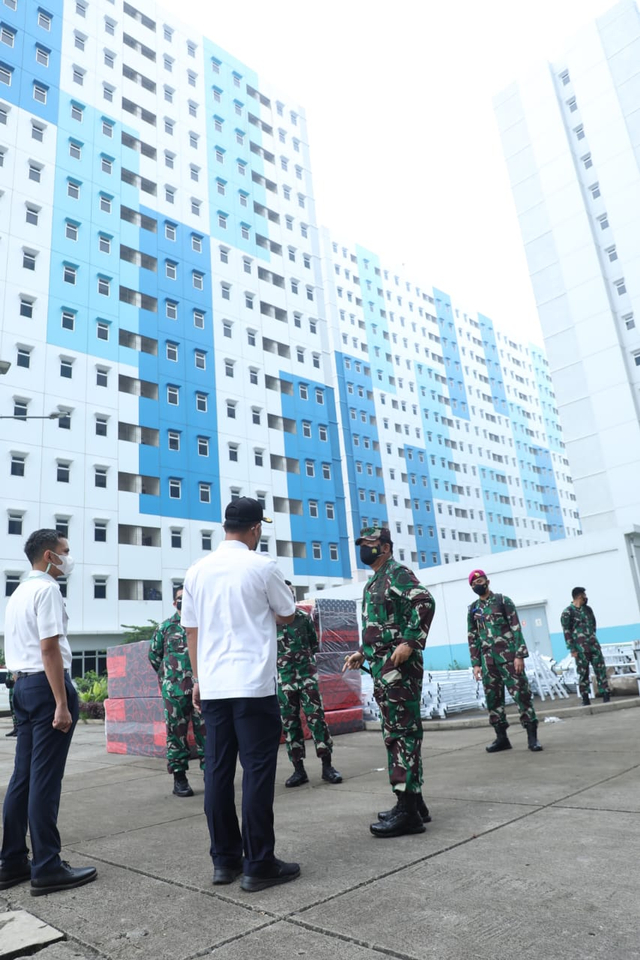 Panglima TNI Marsekal TNI Hadi Tjahjanto kembali melakukan sidak Rusun Nagrak yang menjadi tempat isolasi terpusat bagi para pasien OTG. Foto: Puspen TNI