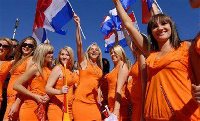 Ilustrasi suporter wanita Timnas Belanda. (Foto: Facebook/Girls Fans Football)