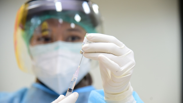 Petugas medis menyiapkan dosis vaksinasi gotong royong untuk pekerja dan keluarga karyawan Perusahaan Sika Indonesia di Cileungsi, Bogor. Foto: Sika