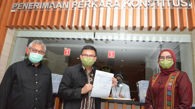 Komisioner KPU Arief Budiman dan Evi Ginting daftarkan gugatan ke MK. Foto: Dok. Arief Budiman