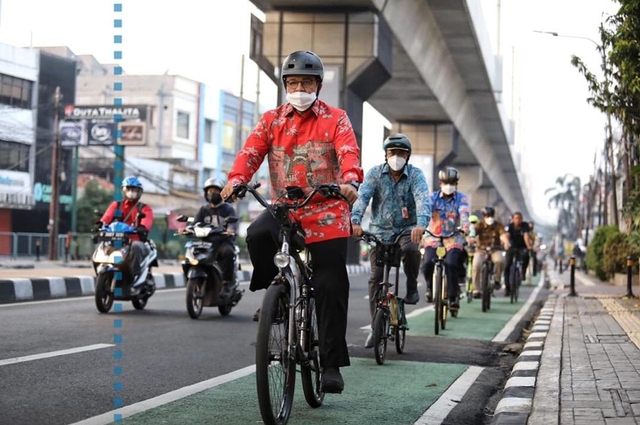 Anies Baswedan saat sedang bersepeda dengan komunitas Bike to Work (Instagram/aniesbaswedan)