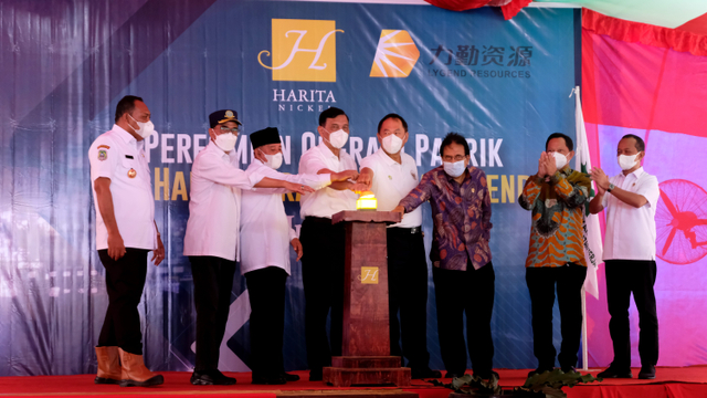 Menko Maritim dan Investasi, Luhut Binsar Pandjaitan, meresmikan pabrik pertama yang memproduksi bahan baku baterai kendaraan listrik di Indonesia. Foto: Harita Group