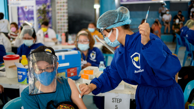 Vaksinasi warga di Muntinlupa, Filipina. Foto: Lisa Marie David/REUTERS