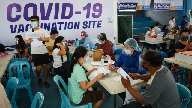 Vaksinasi warga di Muntinlupa, Filipina. Foto: Lisa Marie David/REUTERS