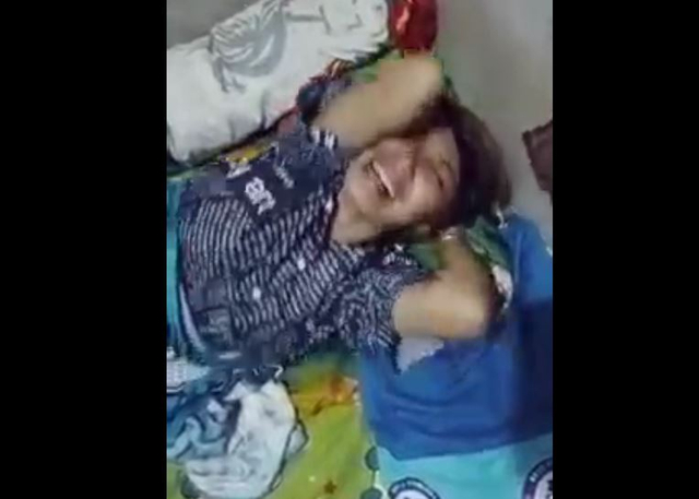 Video perempuan warga Batam berteriak histeris akibat mengalami demam tinggi pasca divaksin. (Foto: tangkapan layar)