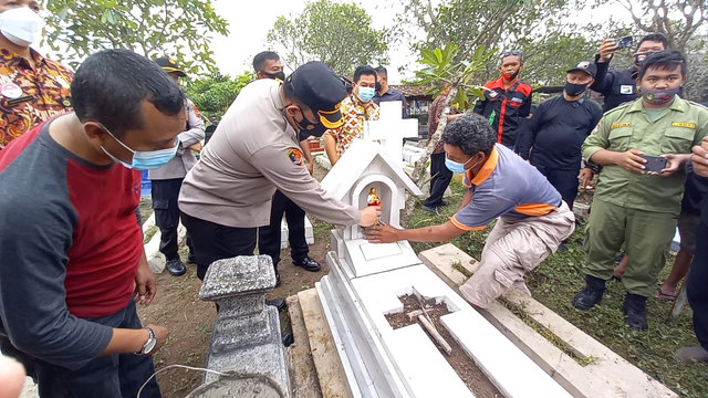 Warga dan petugas menggelar kerja bakti perbaikan makam di TPU Cemoro Kembar, Kota Solo