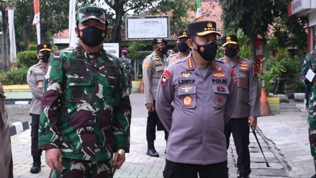Panglima TNI dan Kapolri Tinjau PPKM Skala Mikro di Marunda dan Kapuk Muara. Foto: Dok. Puspen TNI