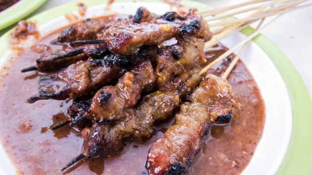 Ilustrasi sate sapi suruh. Foto: Shutter Stock