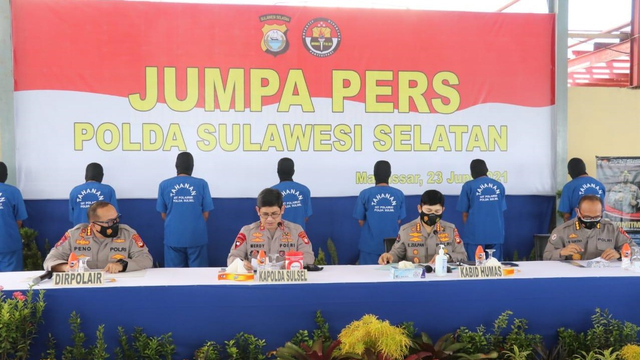 Polda Sulawesi Selatan menggelar press release kasus illegal fishing sepanjang Maret hingga Juni 2021 di wilayah Sulsel. Foto: Dok. Humas Polda Sulsel
