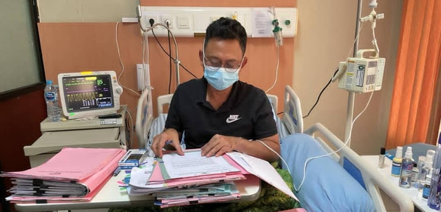 Wali Kota Pontianak, Edi Rusdi Kamtono, tetap bekerja dari atas tempat tidur ruang perawatan COVID-19 di RSUD dr Soedarso. Foto: Dok Instagram @edikamtono 