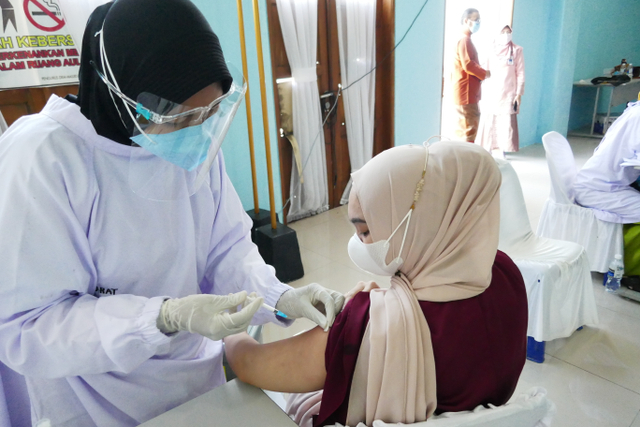 Penyuntikan vaksin COVID-19 kepada warga. Foto: Ismail/kepripedia.com