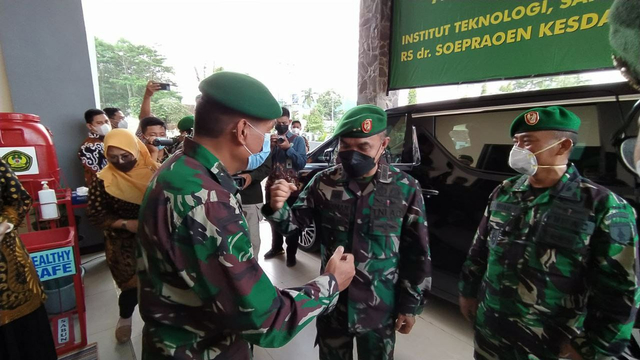 Rektor ITSK RS dr Soepraoen, Arief Efendi saat menyambut langsung kedatangan Kapuskesad Mayjen TNI dr. Budiman. Foto/Azmy